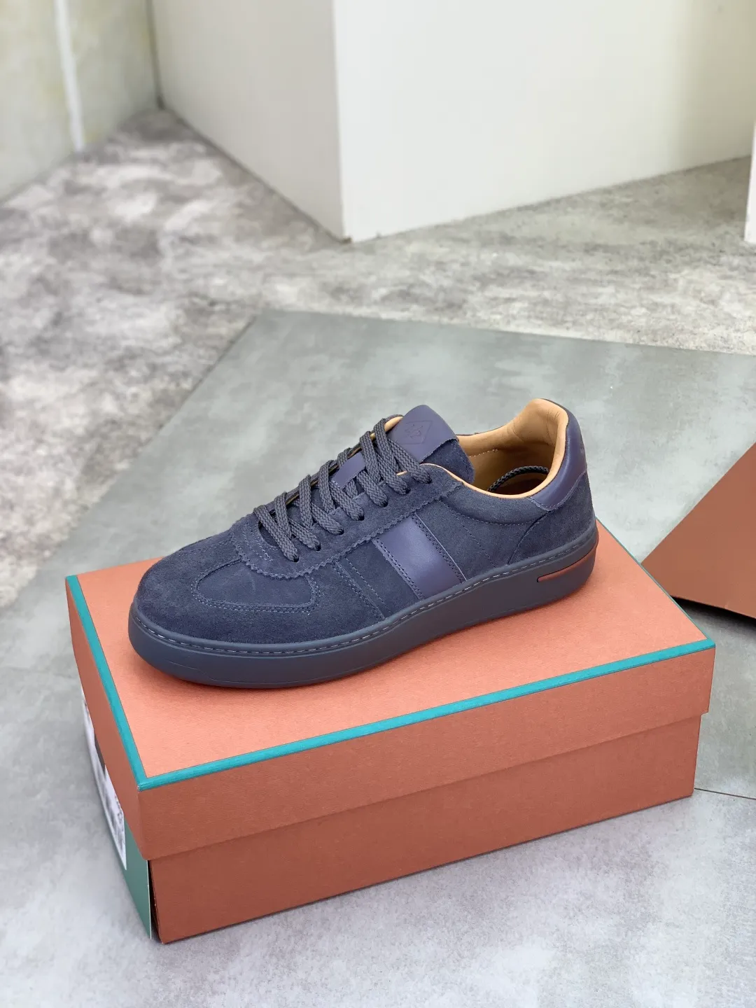 Men's men's shoes 💰P560 New style 💰High quality The latest casual shoes Loro Piana 💯Top grade💯Buy the original copy💯 Founded the existing Loro Piana company on April 24, 1924. It is now the sixth generation of family business, providing top quality products to customers who are discerning in taste and quality. Imported original fly woven fabric with cowhide fabric, plain calfskin lining. Hand-sewn thread with cowhide feet. Original packaging. Number of yards: 38-44 (customized for 45 and 46). 2️⃣ colors available.